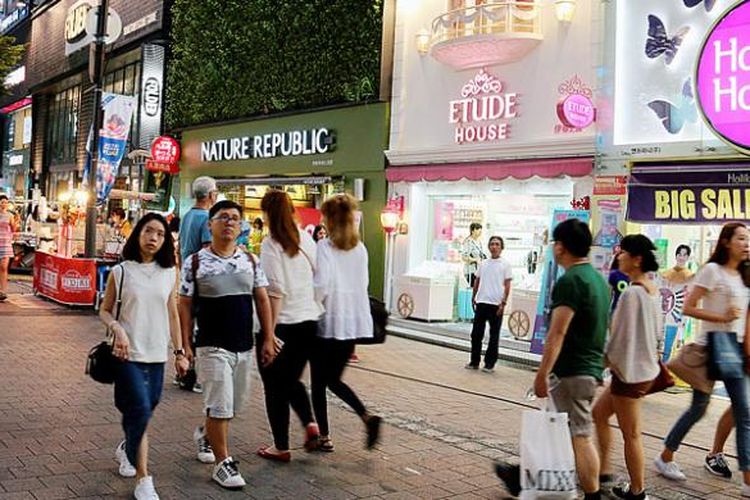 Para wisatawan mulai berbelanja kosmetik di kawasan Myeongdong, Kota Seoul, Korea. Belanja kosmetik kini menjadi salah satu daya tarik.