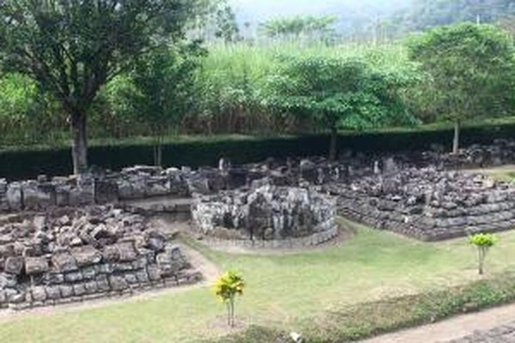 Di sekitaran bangunan induk Candi Banyunibo, di Sleman, DI Yogyakarta, terdapat enam runtuhan candi pelengkap yang disebut Candi Perwara dan disusun rapi di bagian timur dan selatan candi.
