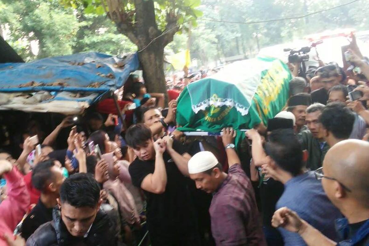 Jenazah Julia Perez tiba di TPU Pondok Ranggon, Cipayung, Jakarta Timur, Sabtu (10/6/2017).