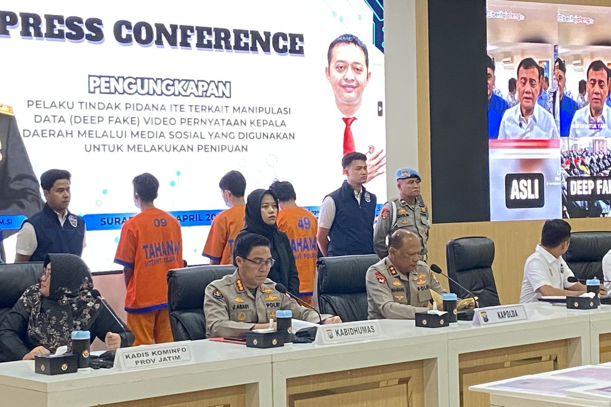 Tiga tersangka, warga asal Pangandaran Jawa Barat diamankan Polda Jatim atas dugaan pelanggaran UU ITE (Informasi dan Transaksi Elektronik), Senin (28/4/2025)