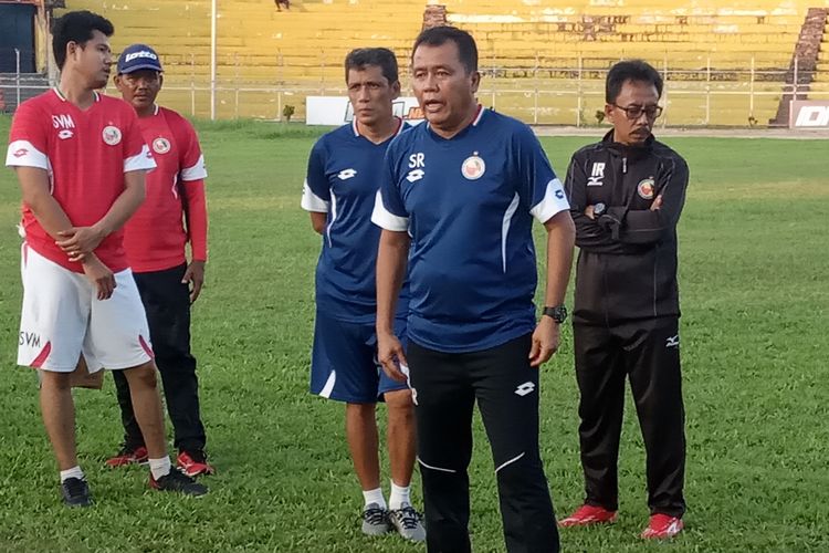 Pelatih Semen Padang Syafrianto Rusli memberi arahan kepada pemain Semen Padang