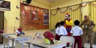 Hanya Dapat 3 Murid Baru, SD di Semarang Bagikan Seragam Gratis dan Hibur Siswa Baru dengan Badut