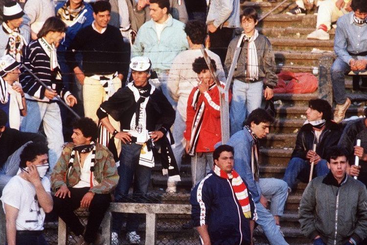 Suporter Liverpool berkumpul di satu sisi Stadion Heysel pada laga final Piala Champions antara Juventus dan Liverpool, 29 Mei 1985. Tragedi Heysel merenggut nyawa 39 orang dengan mayoritas korban merupakan suporter Juventus.