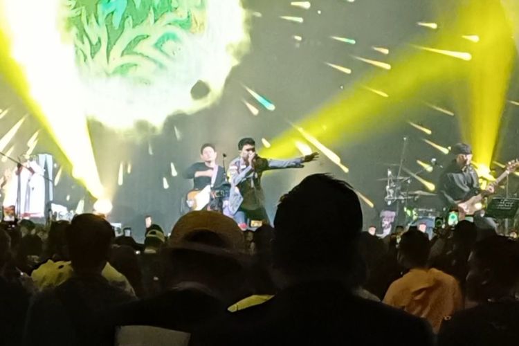 Penyanyi Aldi Taher saat membuka konser Tribute to Coldplay dengan lagu Yellow di Bengkel Space SCBD, Jakarta Pusat, Senin (3/7/2023).