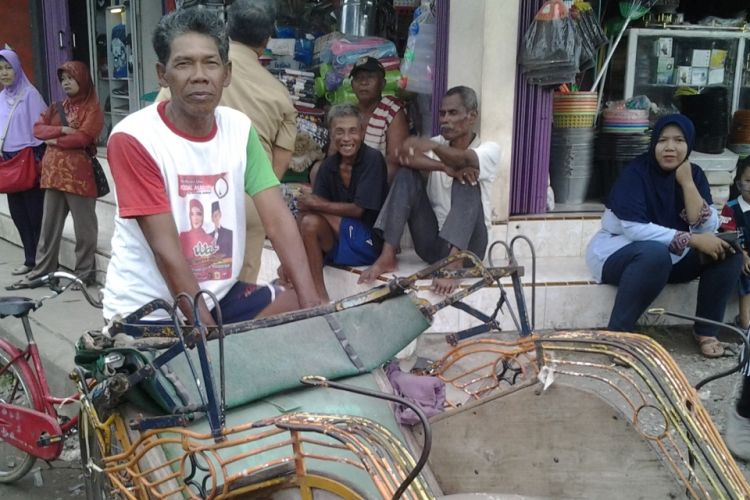 Sunoto, saat menunggu penumpang di pertigaan jalan raya Kaliwungu Kendal. 