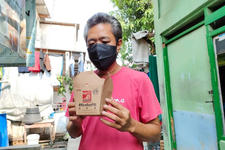 Salah satu warga Koja yang mendapat nasi kotak dari Parta Solidaritas Indonesia, Senin (25/10/2021).