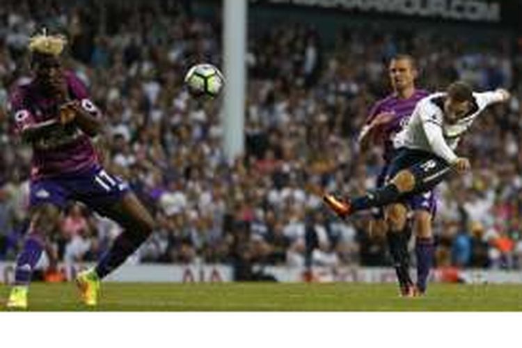 Striker Tottenham Hotspur asal Belanda, Vincent Janssen (kanan), melepaskan tembakan yang gagal berbuah gol. Tembakannya beusaha dihalau gelandang Sunderland asal Gabon, Didier N'Dong, dalam pertandingan Premier League di White Hart Lane, London, Minggu (18/9/2016).