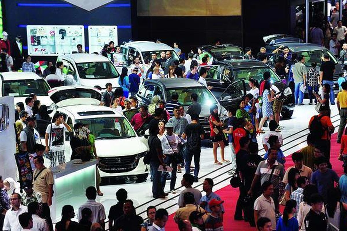 Suasana pameran mobil Indonesia International Motor Show 2011, beberapa waktu lalu, di Jakarta, yang selalu dipadati pengunjung. Kelas menengah Indonesia baru sebatas sebagai konsumen.