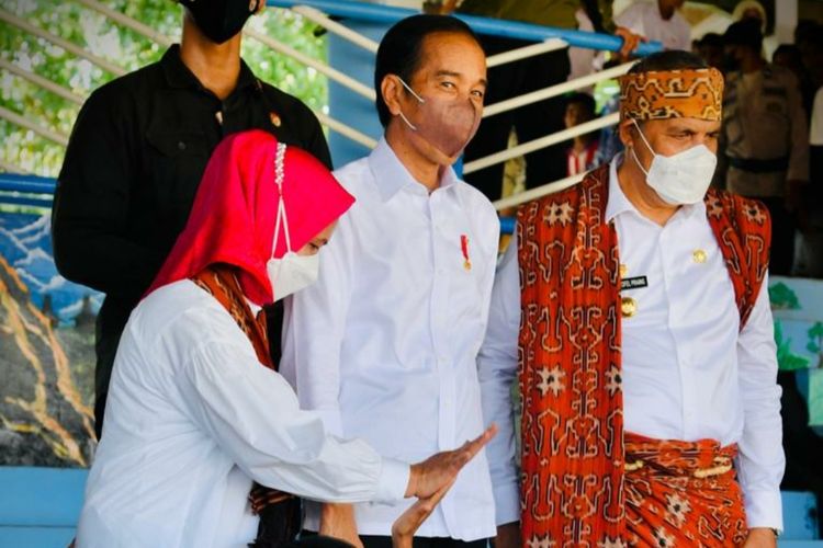 Presiden Joko Widodo dan Ibu Iriana Joko Widodo didampingi Bupati Sumba Timur Khristofel Praing bersama anak-anak sekolah dasar (SD) menyaksikan lomba pacuan kuda di lapangan Rihi Eti Prailiu, Sumba Timur, Kamis (2/6/2022).