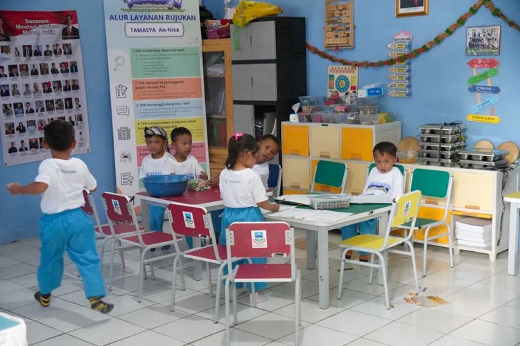 Menteri Kependudukan dan Pembangunan Keluarga Infonesia, Wihaji berdialog dengan anak-anak yang mendapatkan pengasuhan di TPA Anisa di Kampung Kadupugur Desa Mekarmukti Kecamatan Mekarmukti, Garut, Jawa Barat, Selasa (11/11/2025)