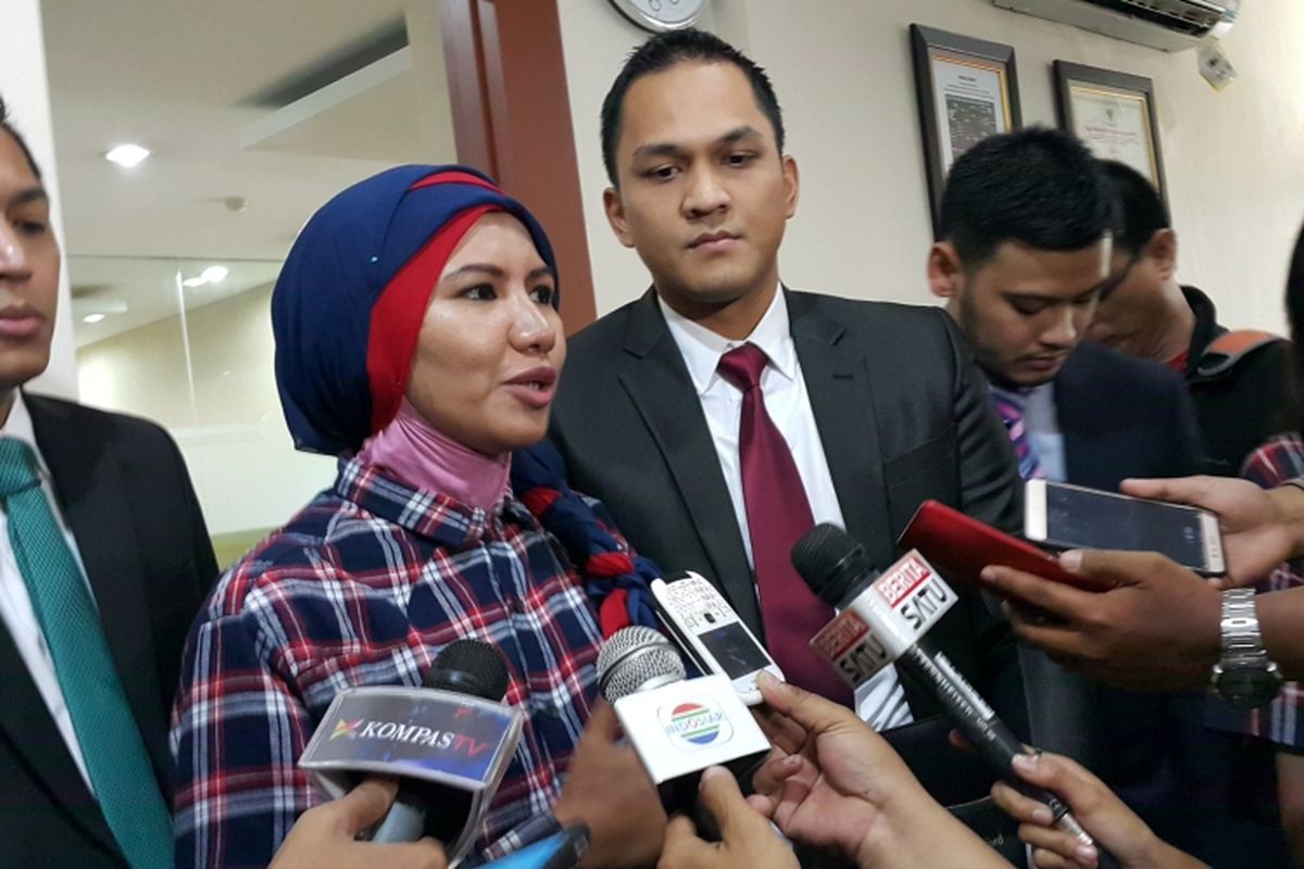 Relawan Perkumpulan Cinta Ahok melaporkan Ketua KPU DKI Jakarta Sumarno atas dugaan pelanggaran kode etik ke Dewan Kehormatan Penyelenggara Pemilu (DKPP), Kamis (16/3/2017).
