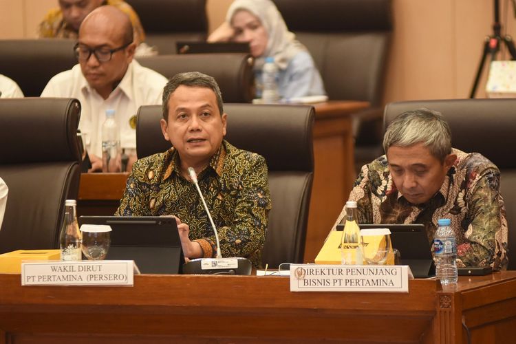 Wakil Direktur Utama Pertamina Wiko Migantoro menyampaikan penjelasan pada saat mengikuti Rapat Dengar Pendapat (RDP) Komisi VII DPR, Jakarta, (6/6/2024).