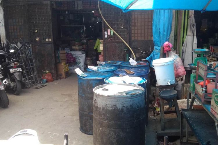 Foto: Minyak goreng curah dalam drum diturunkan dari mobil ke salah satu pengusaha dagang sembako Toko Huasan di Pasar Dwikora, Jalan TB Simatupang, Kota Pematangsiantar, Rabu (23/3/2022).