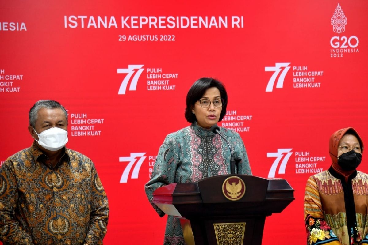 Menteri Keuangan (Menkeu) Sri Mulyani Indrawati saat memberikan keterangan soal tambahan bantalan sosial di Kantor Presiden, Senin (29/8/2022). 