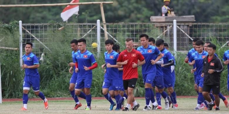 Timnas Vietnam berlatih di Stadion Pakansari Cibinong jelang pertandingan pertama semifinal Piala AFF 2016 melawan Indonesia, Sabtu (3/12/2016). 