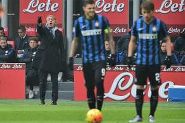 Pelatih Inter Milan, Roberto Mancini, geram dengan kinerja lini depannya saat ditahan imbang Carpi 1-1, Minggu (24/1/2016).