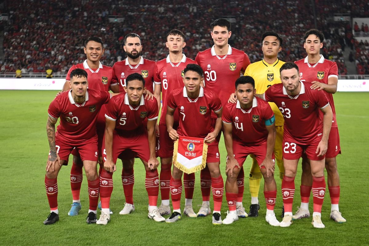 Para pemain Timnas Indonesia berfoto bersama sebelum menghadapi Timnas Argentina dalam  laga persahabatan FIFA Matchday di Stadion Utama Gelora Bung Karno, Jakarta, Senin (19/6/2023). Timnas Indonesia harus mengakui keunggulan Timnas Argentina dengan skor 0-2. Artikel ini berisi daftar 25 pemain timnas Indonesia untuk lawan Brunnei Darussalam pada Kualifikasi Piala Dunia 2026.
