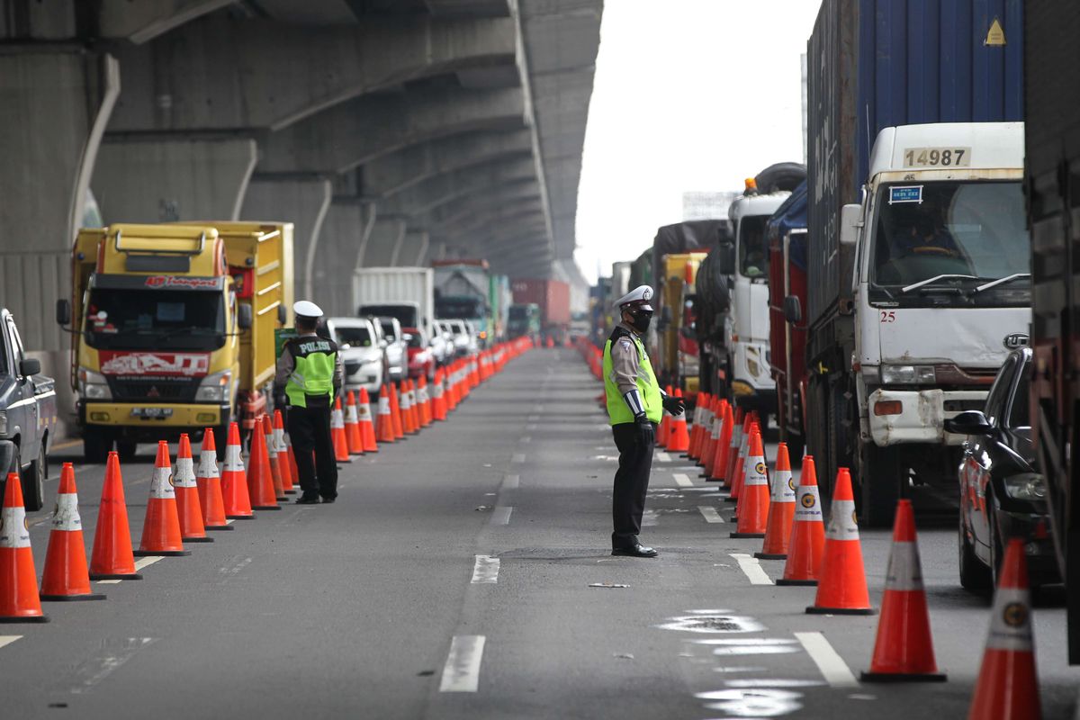 Petugas melakukan pemeriksaan di check point penyekatan pertama di ruas tol Jakarta - Cikampek Km 31, Kabupaten Bekasi, Jawa Barat, Jumat (24/4/2020). Larangan mudik mulai diberlakukan pemerintah mulai 24 April 2020 pukul 00.00 WIB untuk mencegah penyebaran Covid-19 melalui Operasi Ketupat 2020. Kendaraan pribadi baik motor atau mobil dan kendaraan umum berpenumpang dilarang keluar dari wilayah Jabodetabek.