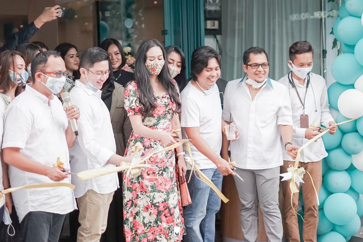 Aura Kasih (tengah) melakukan pengguntingan pita untuk meresmikan cabang terbaru klinik Aura Dermatology di Bintaro, Tangerang Selatan (18/8/2020).
