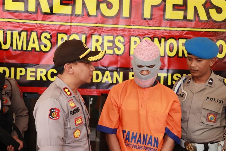 Kapolres Ponorogo, AKBP Radiant berbincang dengan pelaku pembunuhan mayat wanita hamil yang ditemukan tewas di bawah jembatan galok Sampung, Kamis ( 25/7/2019).