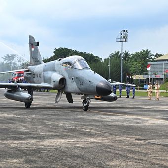 TNI Angkatan Udara memindahkan pesawat tempur latih Hawk seri 109/209 dari Skadron Udara 12 ke Skadron Udara 1.