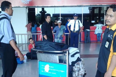 Porter Bandara Soekarno-Hatta Mendulang Rezeki di Tengah Arus Mudik
