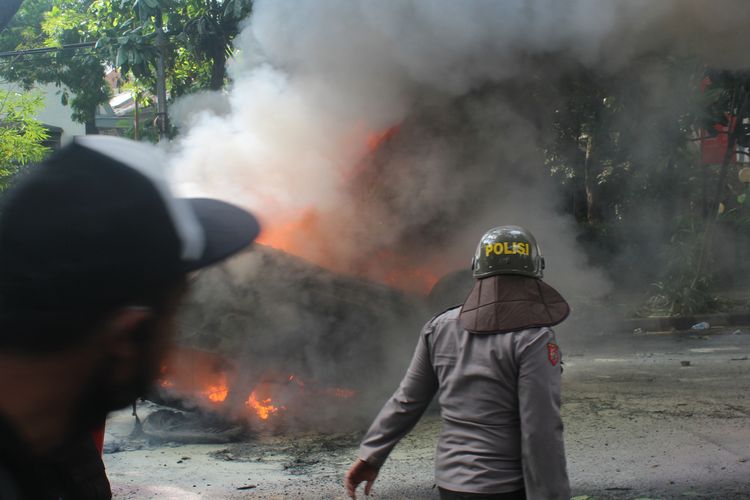 Mobil patwal milik Satpol PP Kota Malang yang dibakar dalam kondisi terbalik oleh massa aksi di Jalan Majapahit Kota Malang dalam aksi demonstrasi menolak Omnibus Law Cipta Kerja, Kamis (8/10/2020).