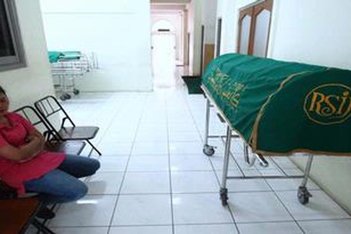 Trianawati kerabat dari almarhum Anggi yang merupakan korban tewas dalam peristiwa penyerangan oleh geng motor di Kawasan Salemba, Jakarta Pusat,  menunggu jenasah keponakannya di Kamar Jenazah Rumah Sakit Islam Jakarta, Jakarta Pusat, Jumat (13/4/2012).