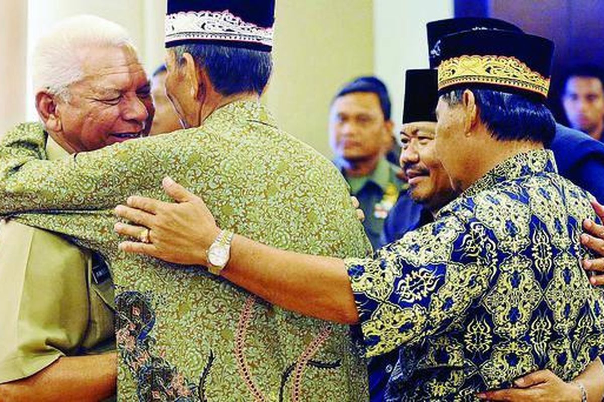 Gubernur Kalimantan Timur Awang Faroek Ishak (kiri) merangkul pihak yang bertikai dalam konflik Tarakan seusai penandatanganan kesepakatan damai di Hotel Swiss-Belhotel, Tarakan, Kalimantan Timur, Kamis (30/9). Dalam kesempatan itu para pihak yang terlibat konflik sepakat saling memaafkan dan para pelaku tindak pidana tetap diproses secara hukum.