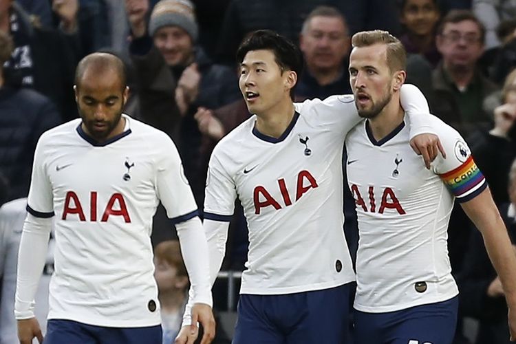 Striker Tottenham Hotspur Harry Kane (kanan) merayakan gol dengan Son Heung-Min dan gelandang Lucas Moura (kiri) setelah mencetak gol pembuka laga antara Tottenham Hotspur vs Burnley di Tottenham Hotspur Stadium di London, pada 7 Desember 2019.