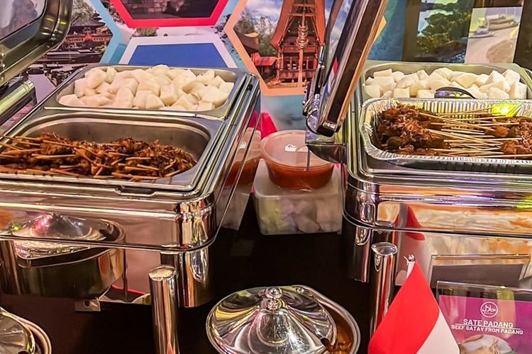 Sate ayam dan sate padang disuguhkan oleh stan makanan tradisional Indonesia pada acara ASEAN Gala Night 2023 di Orchard Hotel, Singapura, Selasa (21/11/2023).