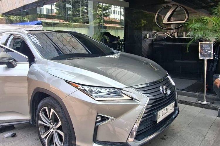 Lexus RX 300 milik Stella Kirana