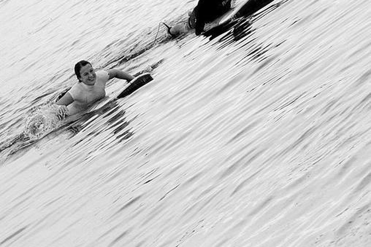 Sejumlah pemain yang akan berlaga di kejuaraan tenis Commonwealth Bank Tournament of Champions 2010 mengikuti latihan selancar di Pantai Nusa Dua, Bali, Senin (1/11). Dalam foto terlihat Anastasia Pavlyuchenkova (kiri) didampingi seorang instruktur.