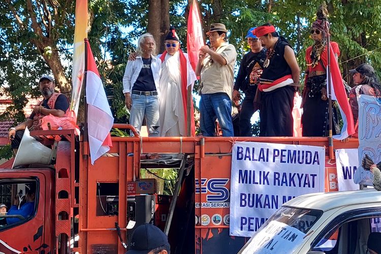 Ratusan Seniman dan Budayawan Demo di Balai Kota Surabaya, Soroti Pengosongan DKS