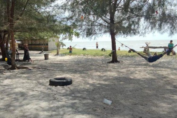 Pantai Mutiara, salah satu pantai di sekitar Medan tepatnya di Kabupaten Serdang Bedagai. 
