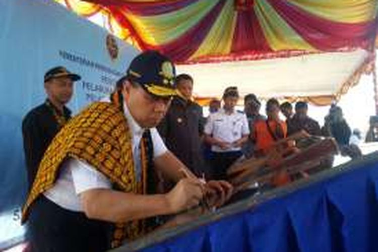 Sekretaris Jenderal Kementerian Perhubungan Sugiharto meresmikan 9 pelabuhan di Nusa Tenggara Timur (NTT), pada Selasa (31/5/2016).