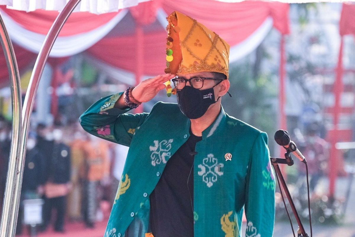 Menparekraf Sandiaga Uno mengenakan baju adat suku Kaili dalam upacara peringatan HUT ke-77 Kemerdekaan Republik Indonesia, Rabu (17/8/2022).