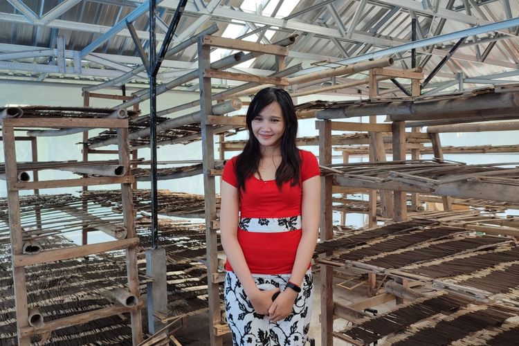 Nyoman Tiya Martini (28), pemilik usaha produksi dupa di Desa Sambangan, Kecamatan Sukasada, Kabupaten Buleleng, Provinsi Bali. Usaha ini dia rintis bersama sang suami, Made Indra Parmadika (29), bermodal uang tabungan saat masih pacaran.