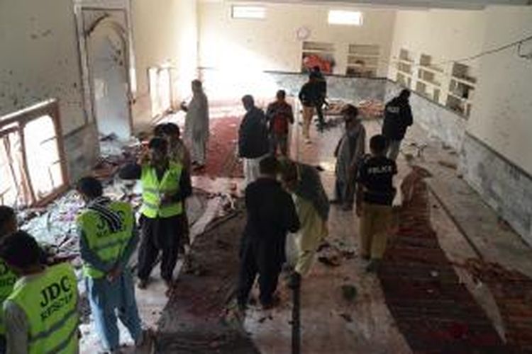 Aparat keamanan dan tim penyelamat Pakistan memeriksa ruangan sebuah masjid Syiah di kota Shikarpur, proviinsi Sindh yang menjadi korban serangan bom, Jumat (30/1/2015). Akibatnya, 40 orang tewas.