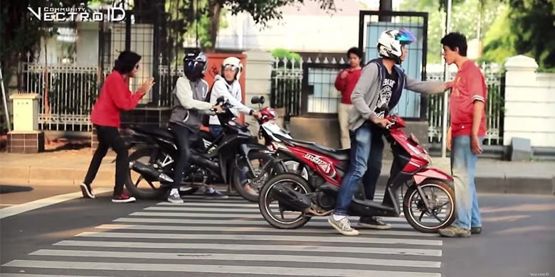 Aktivis VectroID yang cekcok dengan biker.