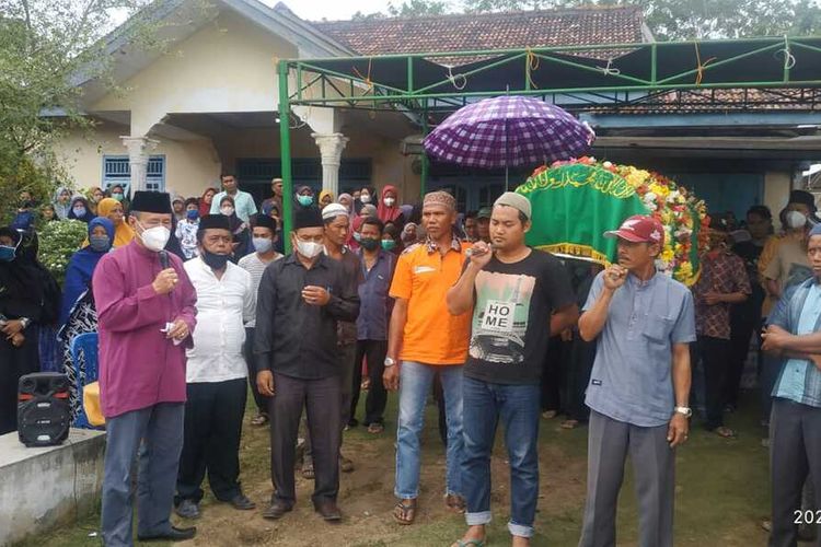 Prosesi pemakaman MUhammad Wiyoto (23) mahasiswa Universitas PGRI Palembang yang meninggal saat mengikuti diksar Mapala,