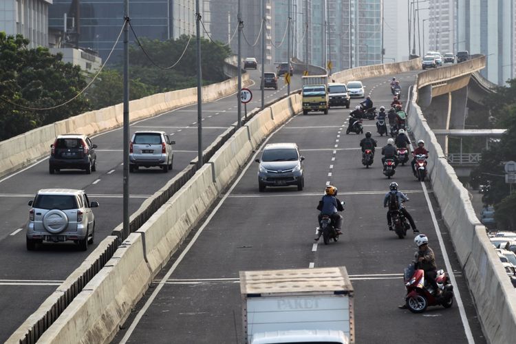 Pengendara sepeda motor nekat melawan arah saat berlangsung razia di jalan layang non tol (JLNT) Kampung Melayu-Tanah Abang, Jakarta, Selasa (25/7/2017). Pengendara motor masih nekat memasuki dan melintasi JLNT tersebut baik dari arah Tanah Abang maupun Kampung Melayu. KOMPAS IMAGES/KRISTIANTO PURNOMO