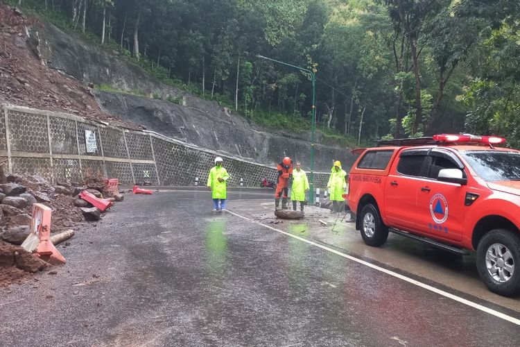 Tanjakan Clongop Kembali Longsor, Batu Ukuran 3 Meter Tutup Akses Jalan Gunungkidul-Klaten