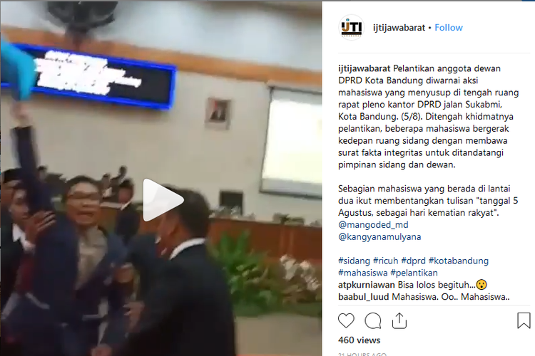 Pelantikan anggota DPRD Kota Bandung diwarnai aksi unjuk rasa mahasiswa.