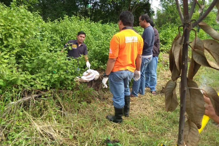 Polisi mengidentifikasi lokasi ditemukannya mayat terbungkus seprai di Jalan Raya Romokalisari Surabaya, Kamis (17/1/2019). Belakangan, jenazah diketahui sebagai Ester Lilik Wahyuni (51), seorang pengusaha laundry di Surabaya, Jawa Timur, yang diduga dibunuh dua karyawannya pada Senin (14/1/2019) pukul 17.40 WIB.