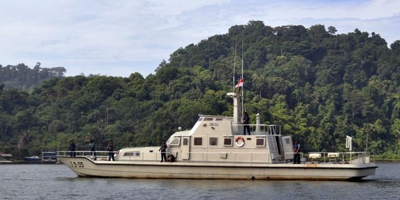 Sebuah kapal Angkatan Laut Indonesia berpatroli di perairan dekat Pulau Nusakambangan, yang akan menjadi lokasi eksekusi mati sejumlah terpidana mati termasuk dua warga negara Australia.