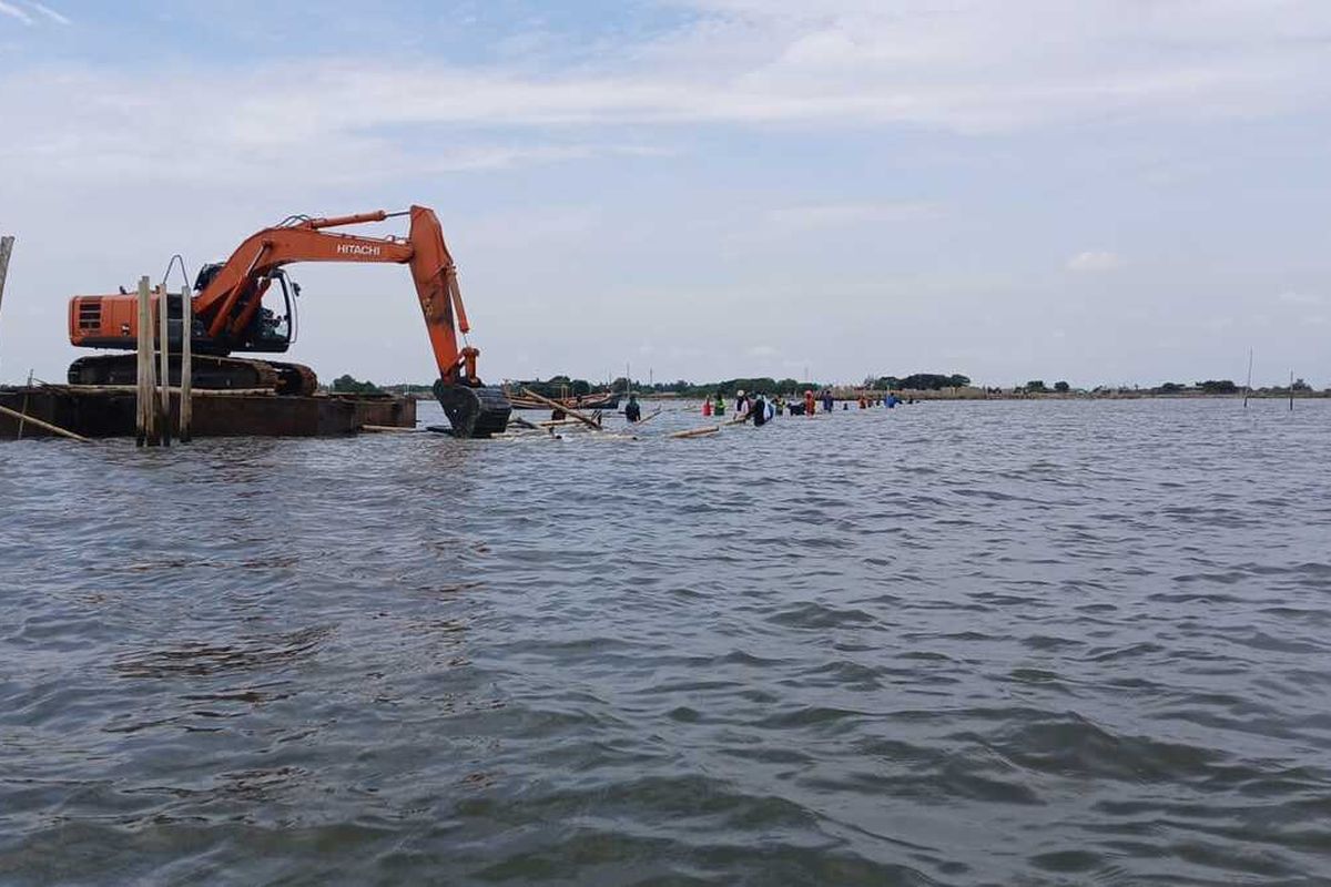 Tim gabungan melanjutkan pembongkaran pagar laut di Desa Kohod, Kecamatan Pakuhaji, Kabupaten Tangerang, Banten sejak 16 April dan ditarget selesai 23 April 2025.