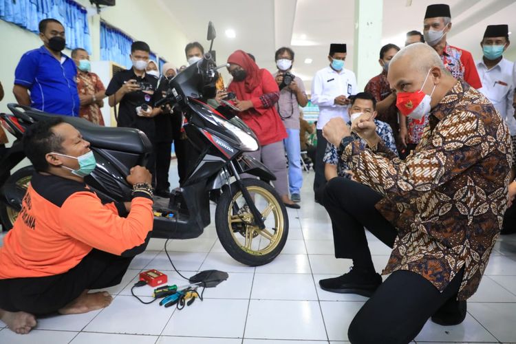 Gubernur Jawa Tengah (Jateng) Ganjar Pranowo saat menghadiri kegiatan ?Pelatihan Mekanik Sepeda Motor bagi Penyandang Disabilitas? di SMK Negeri Jateng, Rabu (9/3/2022).