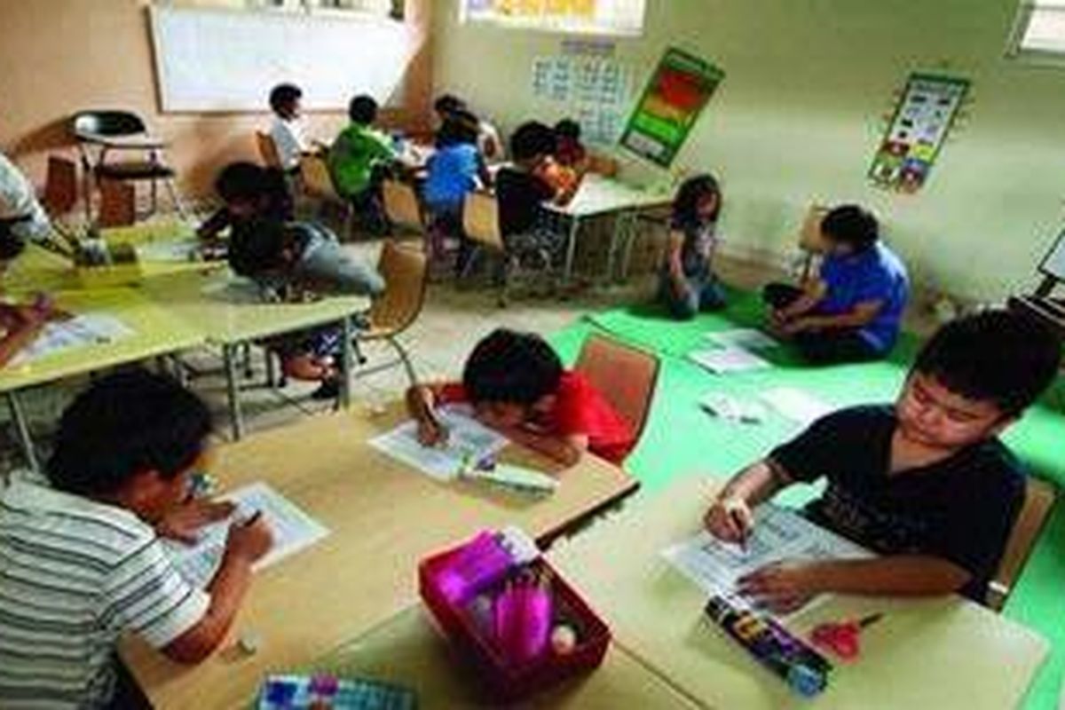 Pelajar kelas I di SD Sekolah Kembang di Kemang, Jakarta, Rabu (5/12), sedang belajar Matematika. Sekolah Kembang menggunakan kurikulum nasional meski ada perbedaan dalam metode penyampaian. Siswa belajar dengan aktif sehingga kegiatan belajar-mengajar sangat hidup.