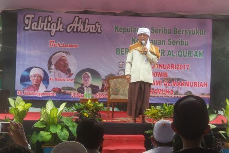 Dai Abdullah Gymnastiar saat mengisi ceramah di Masjid Jami Al Makmuriah, Pulau Pramuka, Kepuluan Seribu, Senin (9/1/2017) siang.